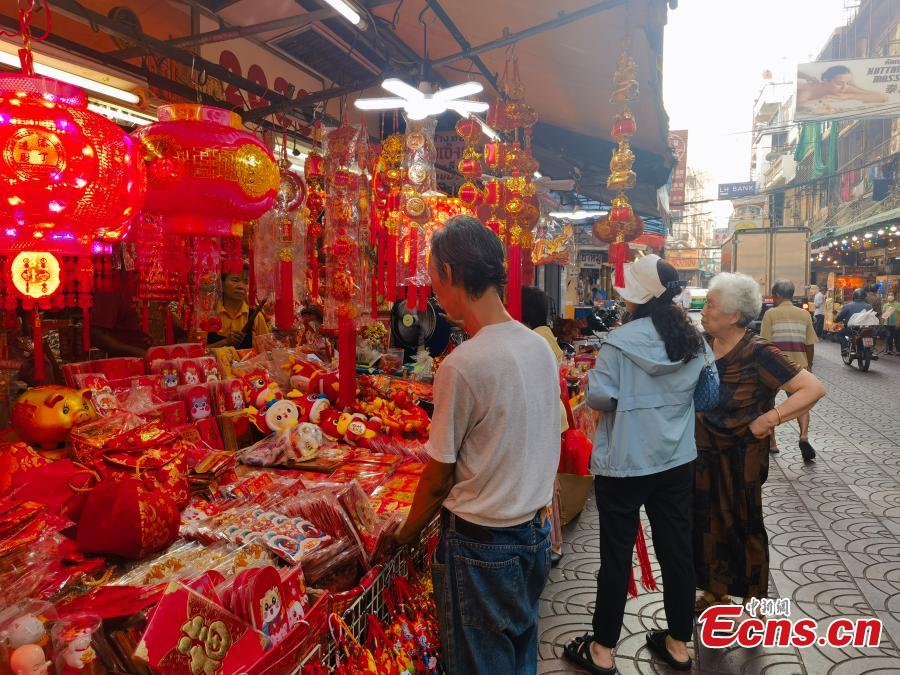 Οι άνθρωποι ψωνίζουν για διακοσμήσεις για το Φεστιβάλ της Άνοιξης στην Chinatown της Μπανγκόκ, Ταϊλάνδη, 5 Φεβρουαρίου 2024. (Φωτογραφία: China News Service/Li Yingmin) 