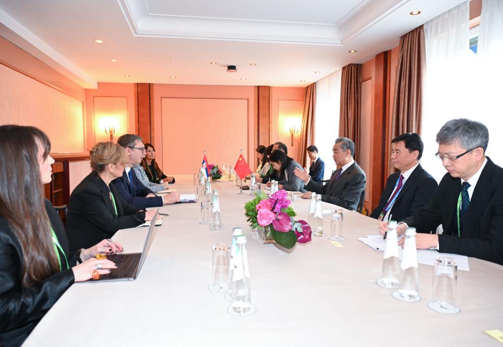 Ο Πρόεδρος της Σερβίας Αλεξάνταρ Βούτσιτς (3ος αριστερά) συναντά τον Κινέζο Υπουργό Εξωτερικών Γουάνγκ Γι, ο οποίος είναι επίσης μέλος του Πολιτικού Γραφείου της Κεντρικής Επιτροπής του Κομμουνιστικού Κόμματος της Κίνας, στο περιθώριο της εν εξελίξει Διάσκεψης Ασφαλείας του Μονάχου στο Μόναχο της Γερμανίας, 17 Φεβρουαρίου 2024. (Xinhua/Ren Pengfei)