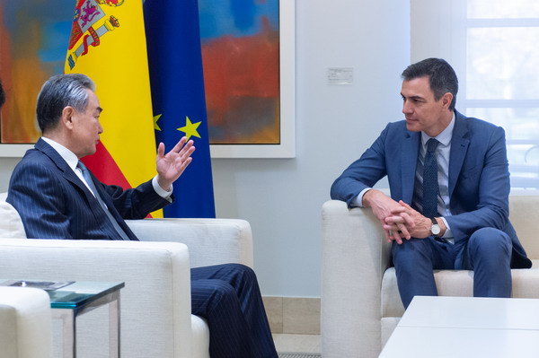 Ο Ισπανός πρωθυπουργός Πέδρο Σάντσεθ (δεξιά) συνομιλεί με τον Κινέζο υπουργό Εξωτερικών Γουάνγκ Γι στη Μαδρίτη, Ισπανία, 19 Φεβρουαρίου 2024. (φωτογραφία/Κινεζικό Υπουργείο Εξωτερικών)