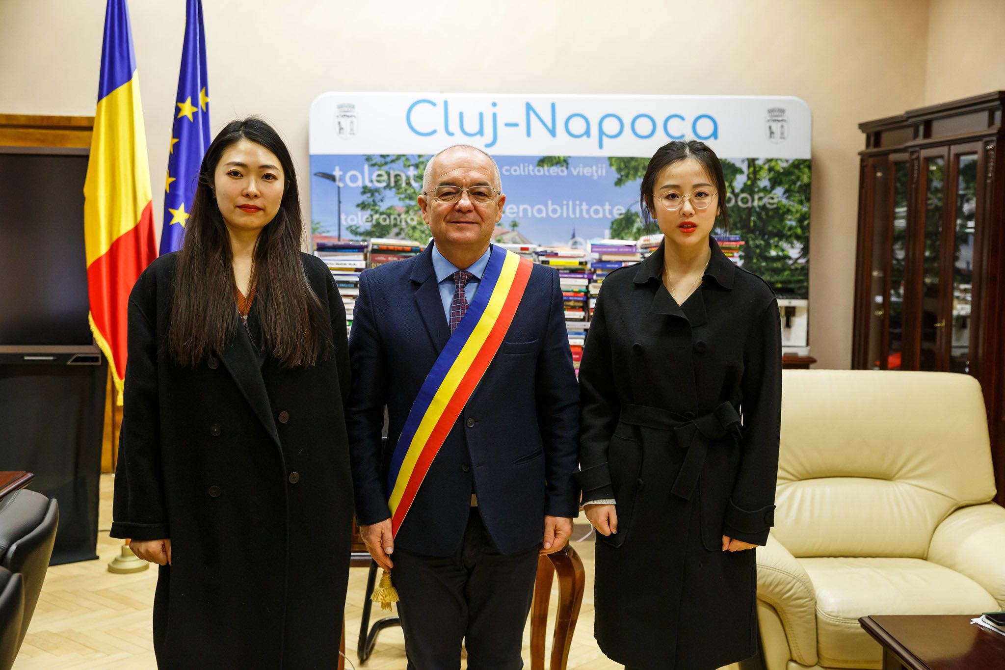 Zhou Mengjie și Lv Yong fac o fotografie cu primarul municipiului Cluj-Napoca, Emil Boc.