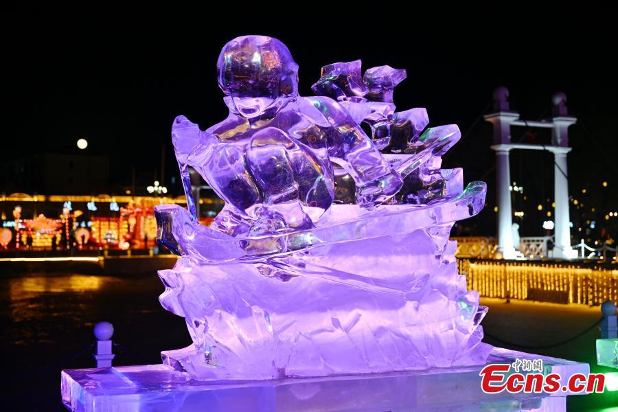 Ένα γλυπτό πάγου με θέμα τους 14ους Εθνικούς Χειμερινούς Αγώνες φωτίζεται στην πόλη Ζαλαντούν που φιλοξενεί τους αγώνες, στην αυτόνομη περιφέρεια της Εσωτερικής Μογγολίας της βόρειας Κίνας, 25 Φεβρουαρίου 2024. (Φωτογραφία: China News Service/Liu Huawen)