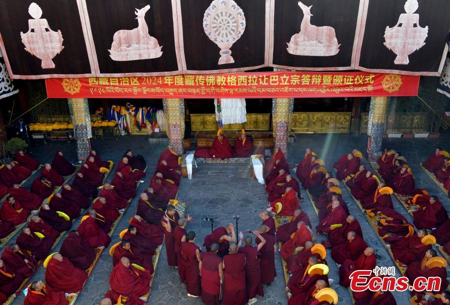Μοναχοί συμμετέχουν σε μια δραστηριότητα συζήτησης για το βαθμό του Γκέσε Λάραμπα στο ναό Τζοκχάνγκ στη Λάσα, πρωτεύουσα της αυτόνομης περιοχής Σιζάνγκ (Θιβέτ) της νοτιοδυτικής Κίνας, στις 28 Φεβρουαρίου 2024. (Φωτογραφία: China News Service/Li Lin)