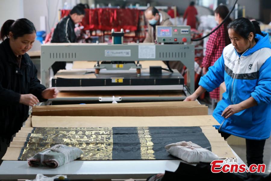 Εργάτριες σε ένα εργοστάσιο ένδυσης στην κομητεία Τσαοσιέν, στην επαρχία Σανντόνγκ της ανατολικής Κίνας, 4 Μαρτίου 2024. (Φωτογραφία: China News Service/Liang Ben)