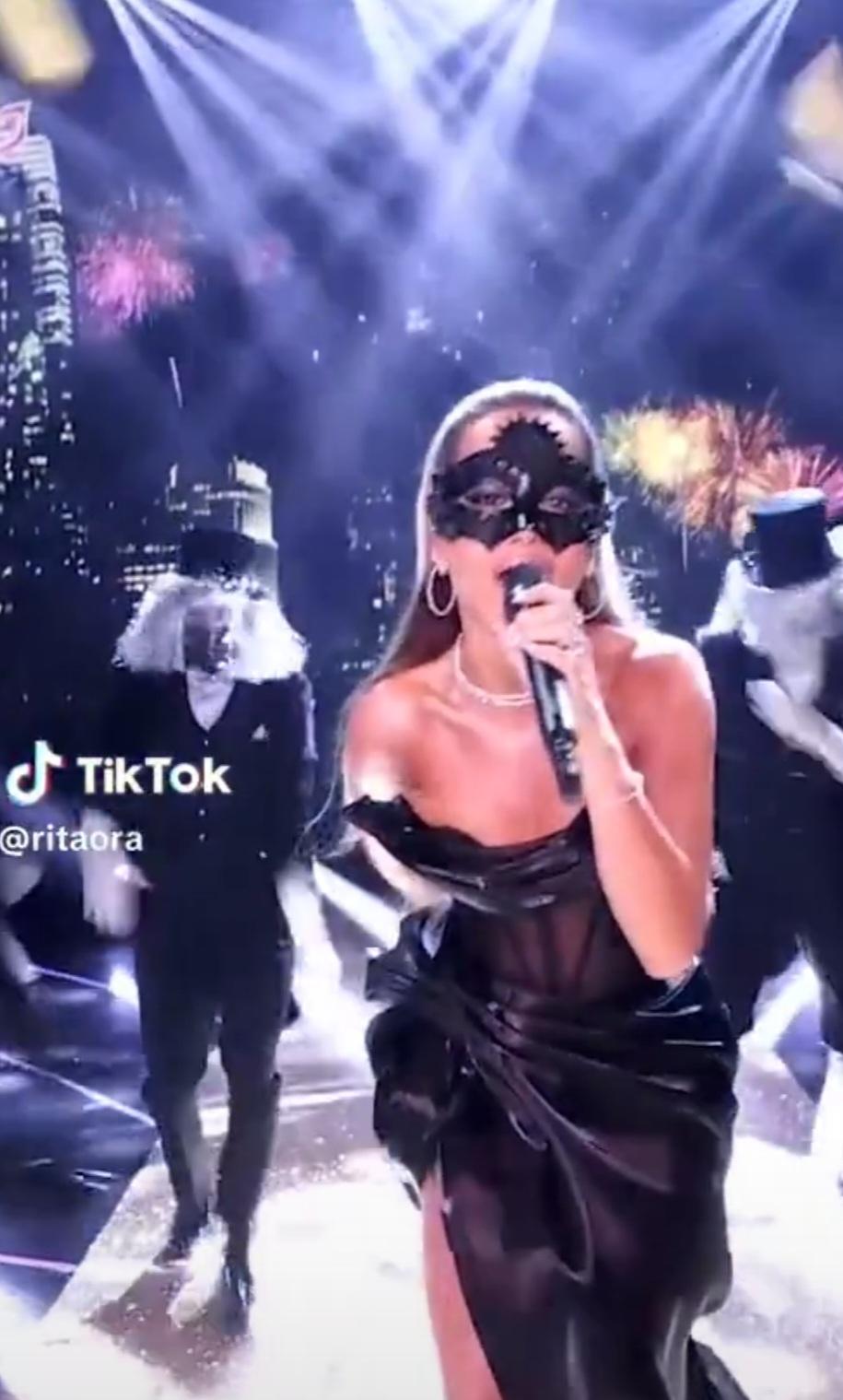 Rita Ora në spektaklin The Masked Singer (Foto nga Tik Tok)