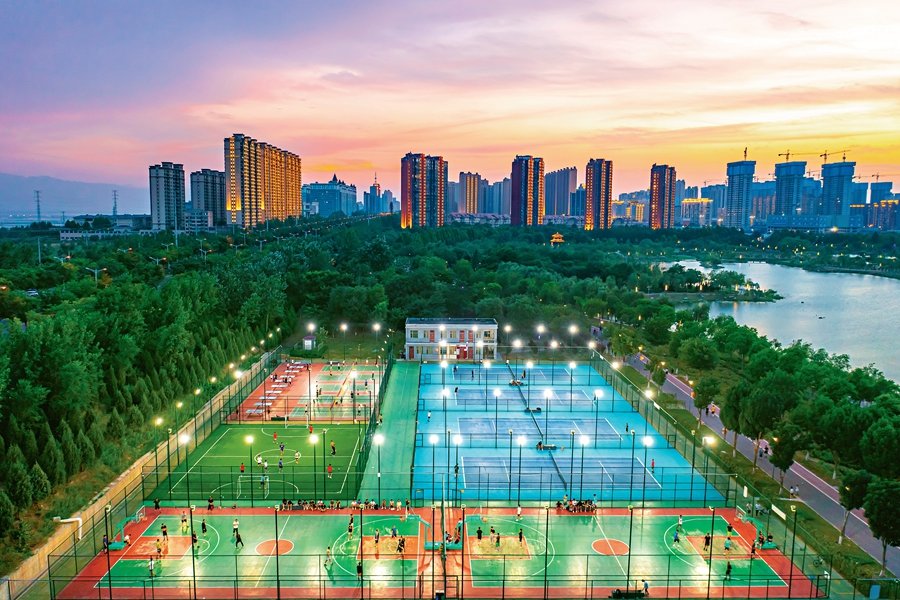 Οι κάτοικοι ασκούνται σε αθλητικές εγκαταστάσεις στο Πάρκο Γιουντού στο Γιουντσένγκ, μια πόλη στην επαρχία Σανσί της Βόρειας Κίνας.