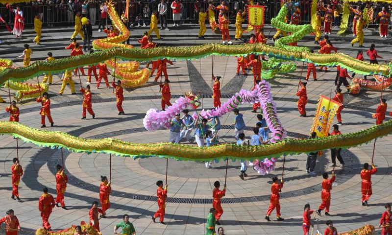 Λαϊκοί καλλιτέχνες εκτελούν τον χορό του δράκου για τον εορτασμό της Ημέρας Λονγκταϊτόου στην Φενγκχουά, στην επαρχία Τζετζιάνγκτης ανατολικής Κίνας, 10 Μαρτίου 2024. 