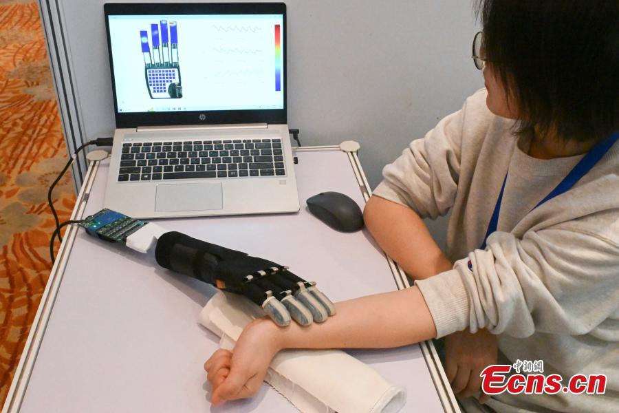 Ένα χειροκίνητο χέρι που μπορεί να αισθανθεί τον παλμό στον Διαγωνισμό Ανθρωπόμορφων Ρομπότ που πραγματοποιήθηκε στην Οικονομική-Τεχνολογική Περιοχή Ανάπτυξης του Πεκίνου, στις 13 Μαρτίου 2024. (Φωτογραφία: China News Service)