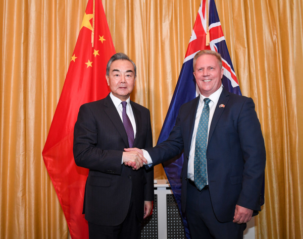 Ο Κινέζος υπουργός Εξωτερικών Γουάνγκ Γι (αριστερά), επίσης μέλος του Πολιτικού Γραφείου της Κεντρικής Επιτροπής του ΚΚΚ, συναντά τον Υπουργό Εμπορίου της Νέας Ζηλανδίας Τοντ ΜακΚλέι στο Γουέλινγκτον της Νέας Ζηλανδίας, 18 Μαρτίου 2024. /Κινεζικό Υπουργείο Εξωτερικών
