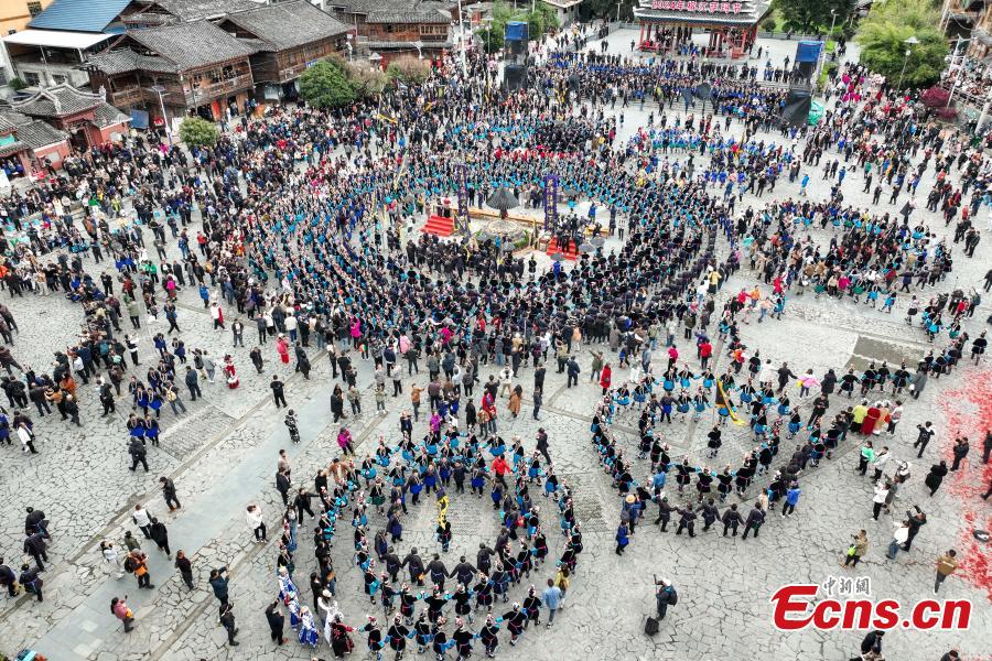 Άνθρωποι της εθνότητας Ντονγκ συγκεντρώνονται για να γιορτάσουν την Σάμα, μια ηρωική πρόγονο της φυλής, κατά τη διάρκεια του Φεστιβάλ Σάμα στο χωριό Σανμπάο Ντονγκ της κομητείας Ρονγκτζιάνγκ, της νομαρχίας Τσιαντονγκνάν Μιάο και Ντονγκ, στην επαρχία Γκουιτζόου της νοτιοδυτικής Κίνας, στις 18 Μαρτίου 2024. (Φωτογραφία: China News Service/Qu Honglun)