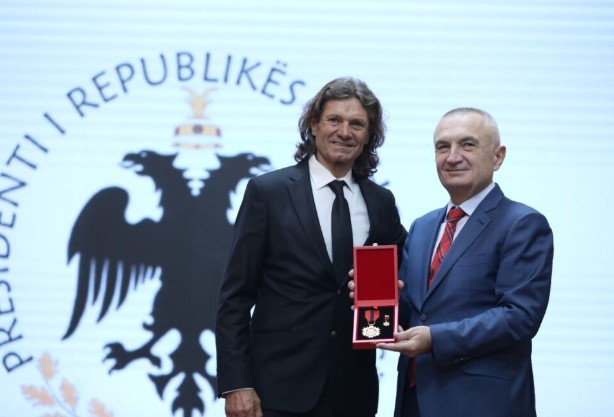 Ylli i atletik毛s shqiptare Klement Lutfija i dekoruar nga ish presidenti Ilir Meta ( foto personale)