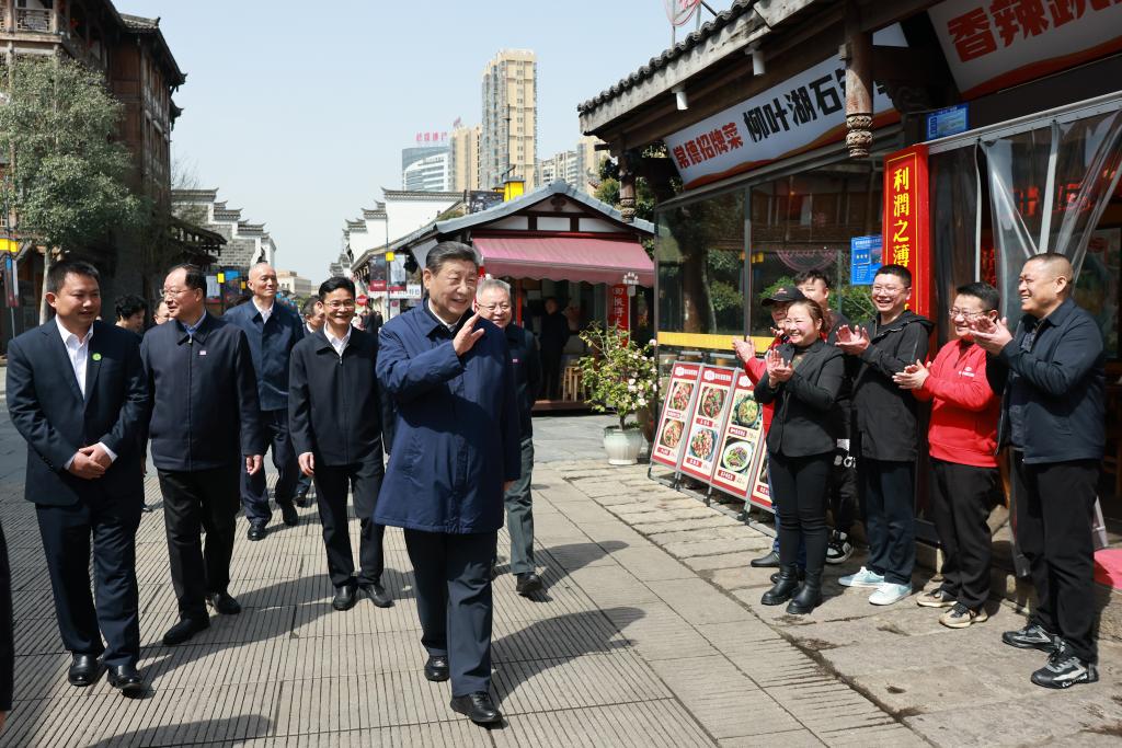 Ο Κινέζος πρόεδρος Σι Τζινπίνγκ ενώ επισκέπτεται έναν πολιτιστικό δρόμο στην πόλη Τσανγκντέ, στην επαρχία Χουνάν της κεντρικής Κίνας, στις 19 Μαρτίου 2024. (φωτογραφία/Xinhua)
