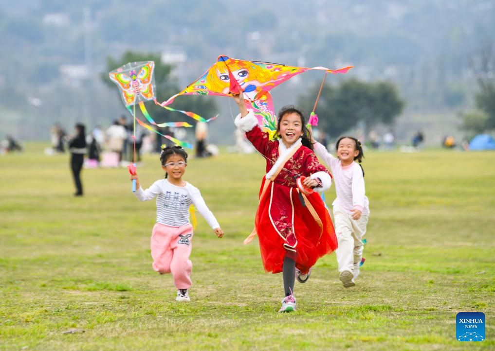 Παιδιά διασκεδάζουν στο νησί Γκουανγκγιάνγκ στο Τσονγκτσίνγκ της νοτιοδυτικής Κίνας, στις 16 Μαρτίου 2024. 