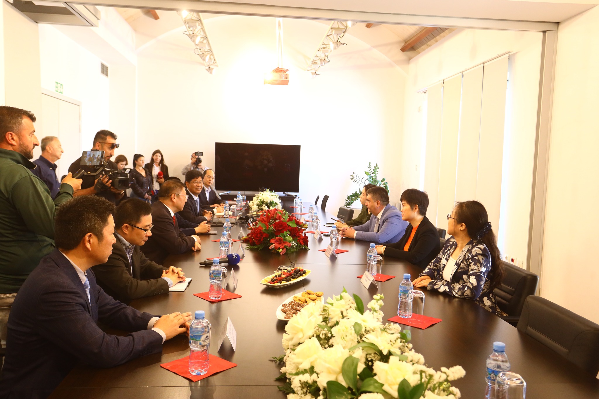 Takimi ne Fier, ambasadorja kineze ne Shqiperi (Foto Facebook Bankers Petroleum Albania)