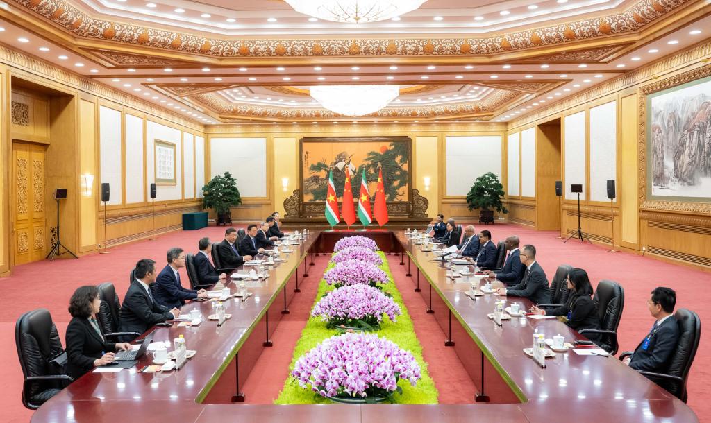 Ο Κινέζος Πρόεδρος Σι Τζινπίνγκ έχει συνομιλίες με τον Πρόεδρο της Δημοκρατίας του Σουρινάμ Τσαντρικαπερσάντ Σαντόχι, στη Μεγάλη Αίθουσα του Λαού στο Πεκίνο, πρωτεύουσα της Κίνας, 12 Απριλίου 2024. (φωτογραφία/Xinhua)