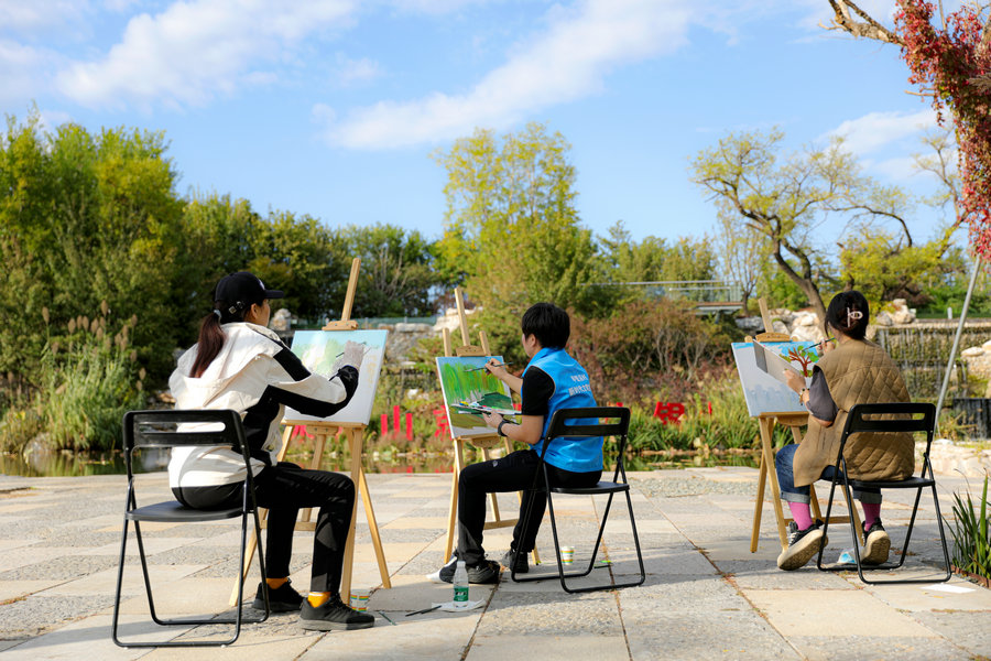 Οι κάτοικοι του χωριού Μπανμπιντιέν σχεδιάζουν και ζωγραφίζουν υπό την καθοδήγηση των καθηγητών και των μαθητών της Κεντρικής Ακαδημίας Καλών Τεχνών. [Φωτογραφία από την China Daily]