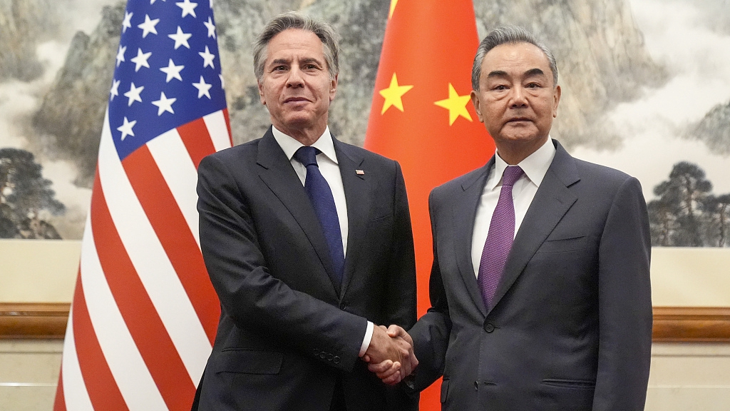 Ο Κινέζος υπουργός Εξωτερικών Γουάνγκ Γι (δεξιά) συναντά τον υπουργό Εξωτερικών των ΗΠΑ Άντονι Μπλίνκεν στο Πεκίνο, Κίνα, 26 Απριλίου 2024. (φωτογραφία/CFP)
