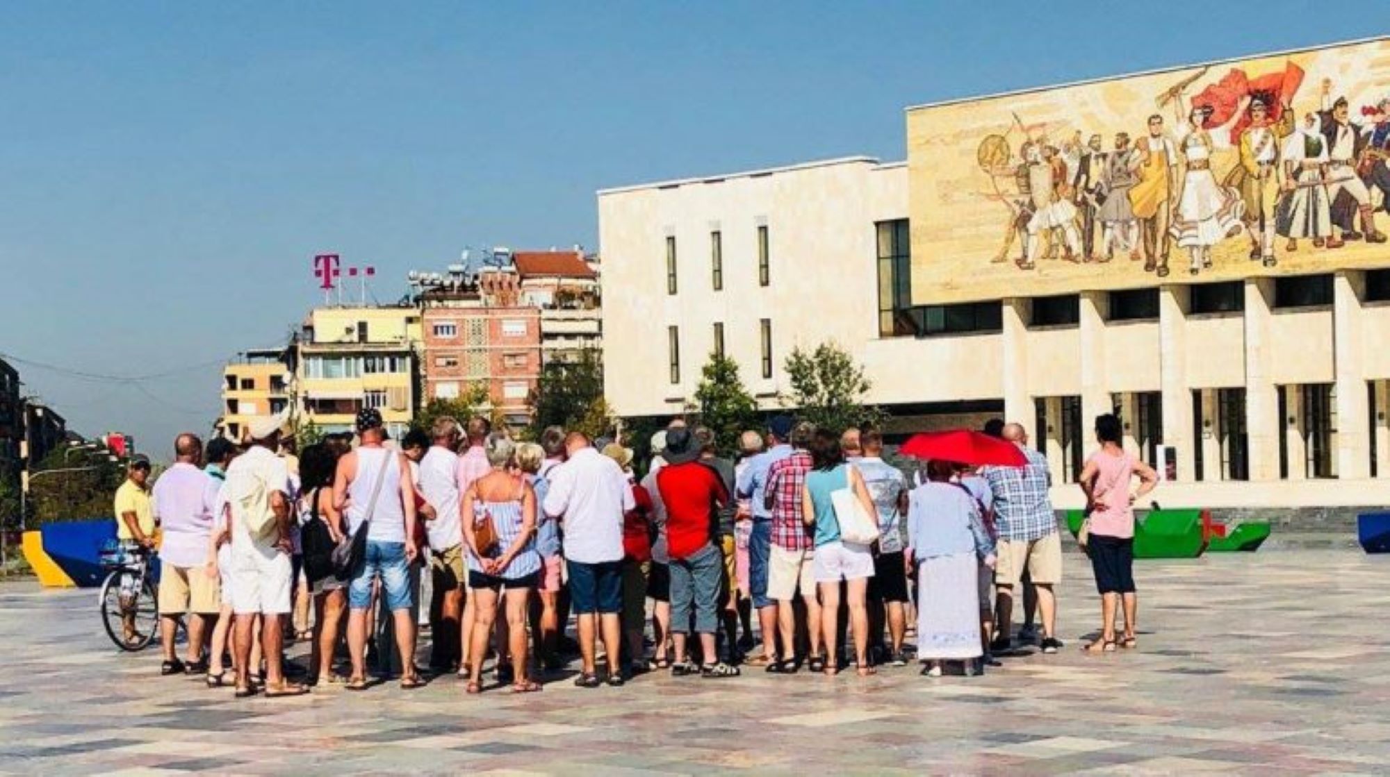 Turistë të huaj në Tiranë (Foto Buletini Ekonomik)