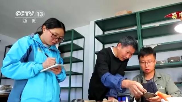 Lu Yahui reface un pahar cu două urechi, scos dintr-un sit arheologic