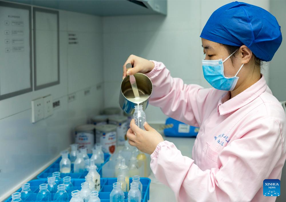 Μια νοσοκόμα εργάζεται στην μονάδα εντατικής θεραπείας νεογνών (NICU) σε ένα νοσοκομείο στην πόλη Ταϊτζόου, στην επαρχία Τζιανγκσού της ανατολικής Κίνας, 12 Μαΐου 2024. (Φωτογραφία Tang Dehong/Xinhua)