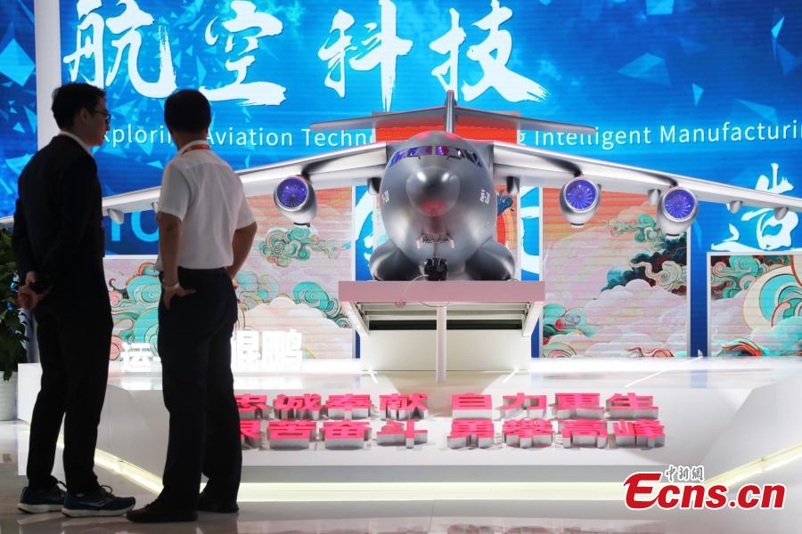 Ένα μοντέλο του στρατηγικού μεταφορικού αεροσκάφους Y-20 παρουσιάζεται κατά τη διάρκεια των εκδηλώσεων του China Brand Day 2024 στη Σαγκάη, στις 10 Μαΐου 2024. (Φωτογραφία: China News Service/Zhang Hengwei)