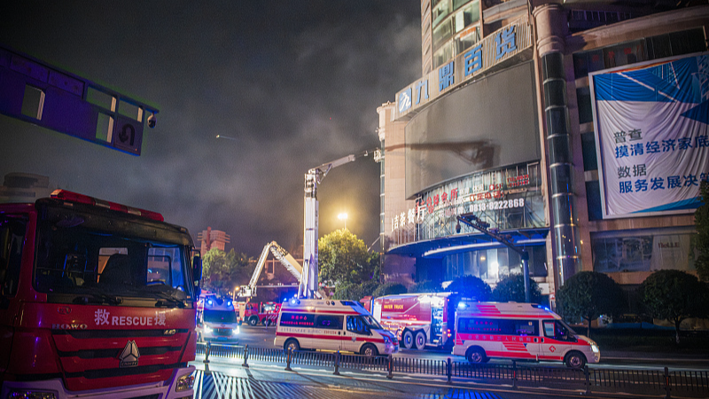 Πυροσβέστες και ιατρικό προσωπικό εργάζονται στον τόπο της πυρκαγιάς σε ένα πολυκατάστημα στην πόλη Ζιγκόνγκ, στην επαρχία Σιτσουάν της νοτιοδυτικής Κίνας, 17 Ιουλίου 2024. /CFP