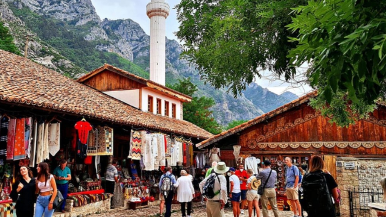 Turistë në Krujë (Foto Gazeta Shqip)