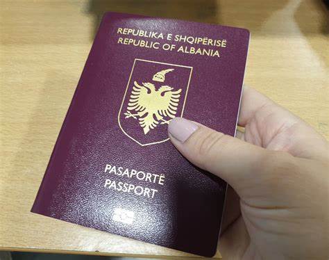 Pasaporta shqiptare (Foto Gazetablic)