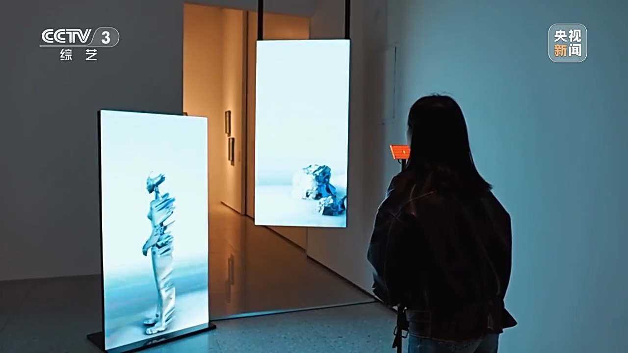 O vizitatoare experimentează un dispozitiv video interactiv la expoziția „Spațiul cu vânt”, susținută de artista Lin Xin la Muzeul de Artă „Timpul” din Chengdu.