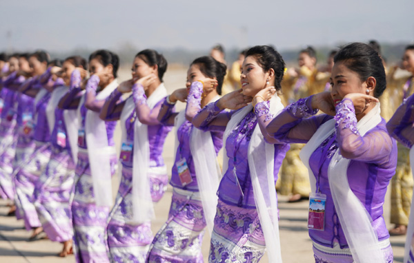 Xi Jinping, sinalubong ng mga mamamayan ng Myanmar