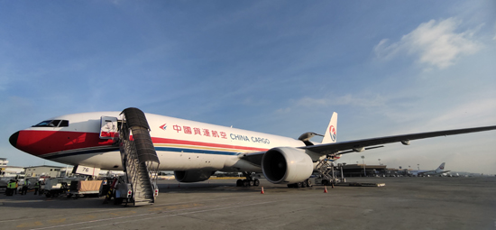 China Eastern Airlines, inihatid ang mga supplies sa Wuhan para mapigilan ang pagkalat ng coronavirus