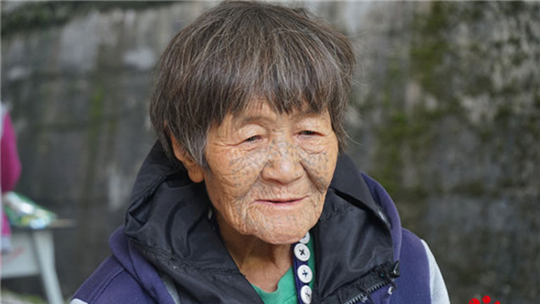 Dulong etnik grubuna mensup Bing Xiufang'ın mutlu yaşamı