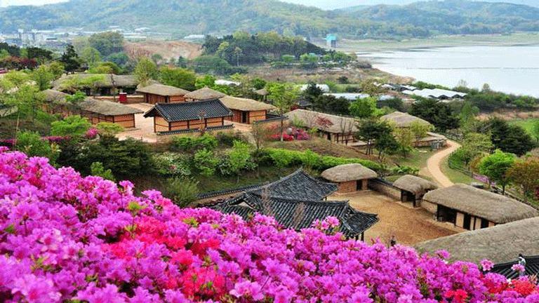 Korelilerin yaşadığı Xinli köyünün yeni çehresi
