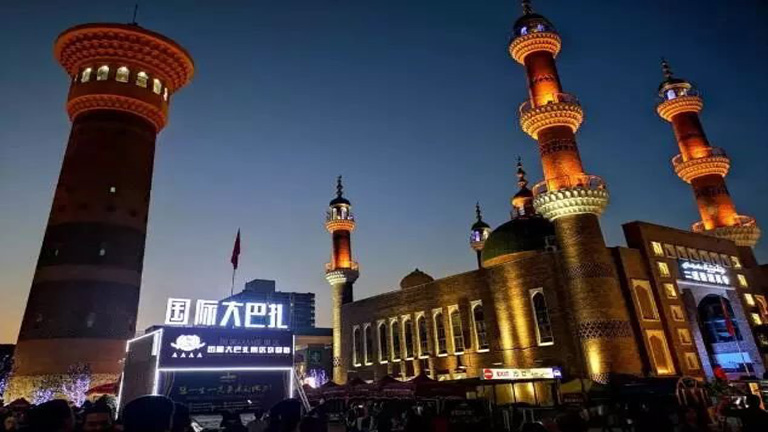 Xinjiang Uluslararası Pazarı turistlere sıcak bir ortam sağlıyor