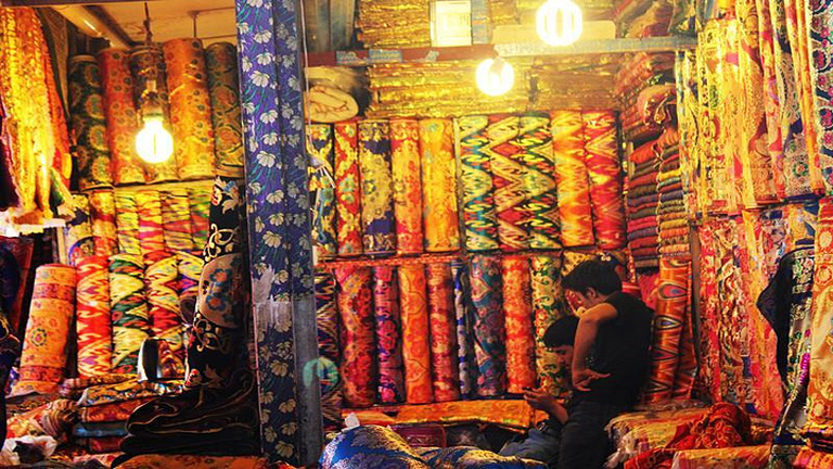 Xinjiang'da pazarlar canlılıkla dolu