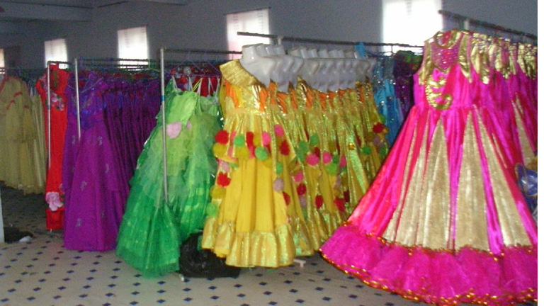 Urumqi'de kiralık sahne elbiseleri pazarı