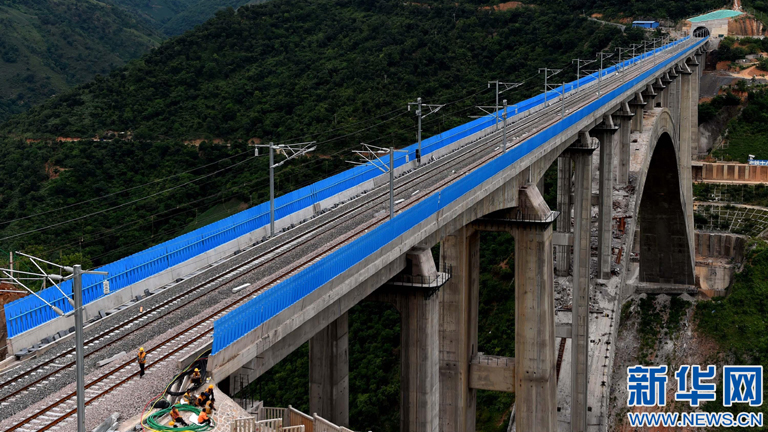 Çin, ülkeyi demir ağlarla örmeye devam ediyor