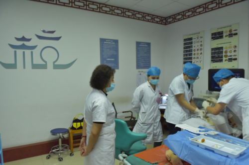 Aksu Halk Hastanesi ücra bölgelere şifa götürüyor