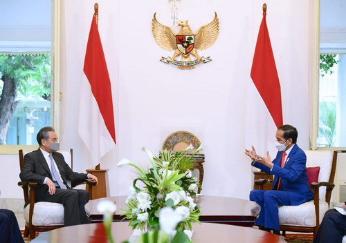 Pangulo ng Indonesia at Ministrong Panlabas ng Tsina, nagtagpo; bilateral na kooperasyon, palalakasin_fororder_20210114WangYiWidodo
