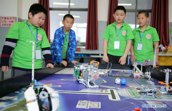 Mga estudyante, sumali sa robot competition sa Hunan