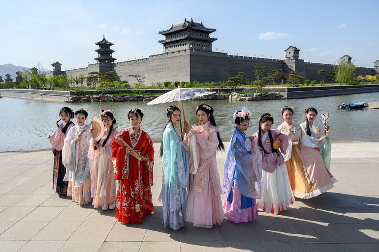 Çin’de geleneksel Han kıyafeti tekrar moda_fororder_VCG111328118645