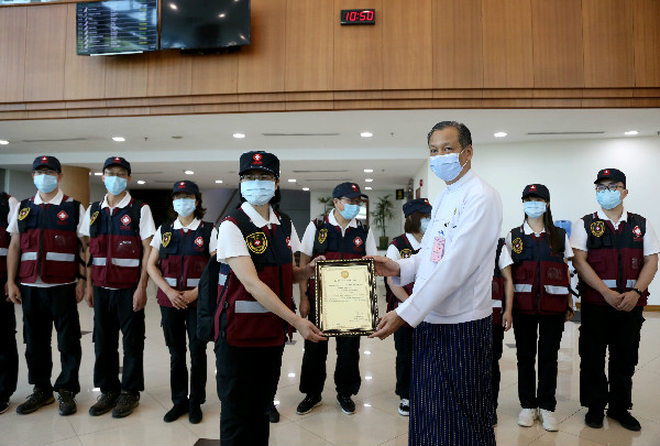 Grupo ng mga dalubhasang medikal ng Tsina sa Myanmar, bumalik na sa Kunming