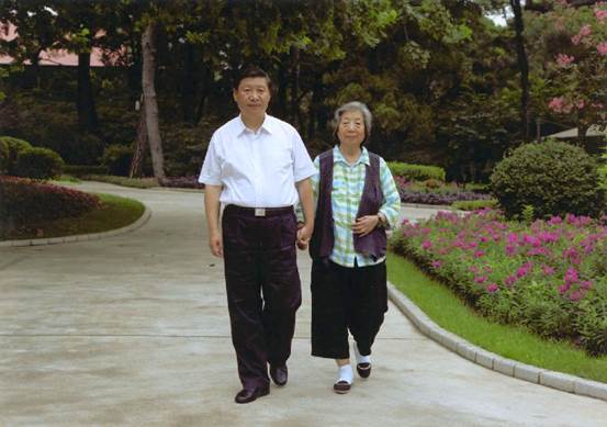 6 na kuwento sa pagitan ni Xi Jinping at kanyang ina