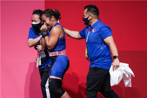 Pagbati! Hidilyn Diaz, nasungkit ang kauna-unahang gintong medalya ng Pilipinas sa Olimpiyada_fororder_VCG111340792098