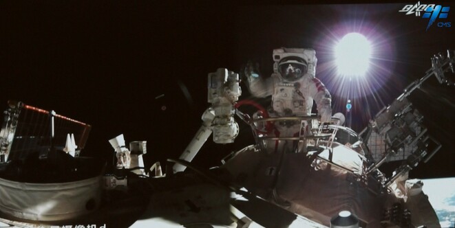 Kauna-unahang spacewalk ng mga taikonaut ng Shenzhou-13, matagumpay na naisagawa_fororder_20211108taikonaut1