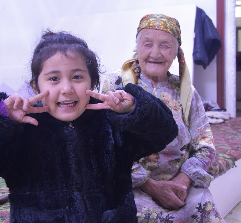 100 yaşındaki Rabihan’ın günlük yaşamı_fororder_uygur kadin ve torunu