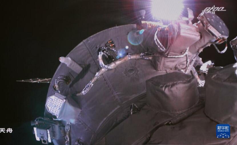 Trung Quốc thử nghiệm thành công cánh tay robot trên trạm vũ trụ đưa tàu vũ trụ chở hàng di chuyển vị trí_fororder_空间站机械臂转位货运飞船3