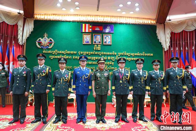 Cam-pu-chia trao huân chương cho nhóm chuyên gia Trung Quốc viện trợ trường quân sự Cam-pu-chia_fororder_8cb1cb13495409234f676597bf3a7e00b2de49bc