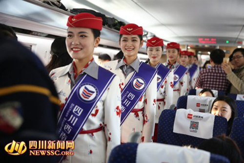 Han Clothing Show sa high-speed rail mula Xi'an papuntang Chengdu, nakaakit ng malaking pansin
