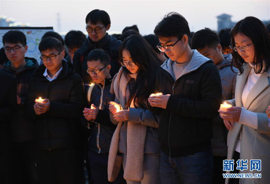 Mga estudyante ng unibersidad, nakidalamhati sa mga nabiktimang kababayan sa Nanjing Massacre