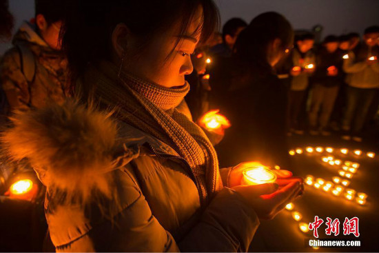 Mga estudyante ng unibersidad, nakidalamhati sa mga nabiktimang kababayan sa Nanjing Massacre